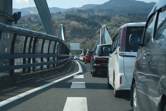 お盆の高速道路の渋滞で右車線に移動は逆効果…最もタイパと燃費のいい｢頭のいい人の車線の選び方｣