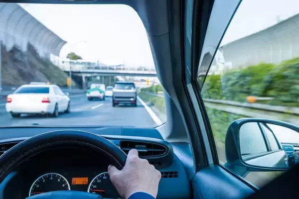 「お盆の高速道路の渋滞で右車線に移動は逆効果…最もタイパと燃費のいい｢頭のいい人の車線の選び方｣」の画像