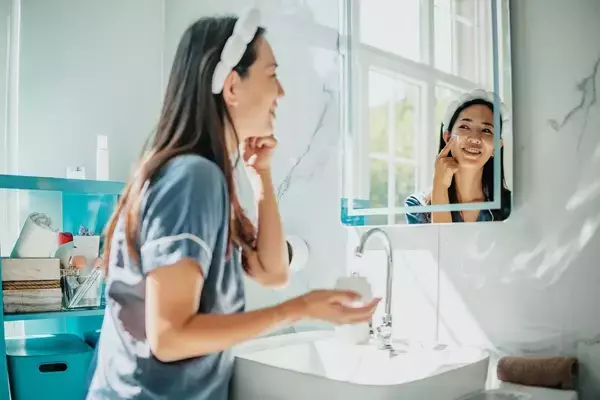 「朝と夜の洗顔で｢塗るべきもの｣がまったく違う…年を重ねても若々しい肌の人はやっているスキンケアメニュー【2026年1月BEST】」の画像