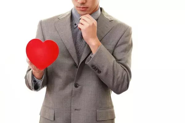 そりゃ"結婚離れ"が加速するわ…日本人女性が相手に求める｢3位･清潔感､1位･年収｣､では欧米は