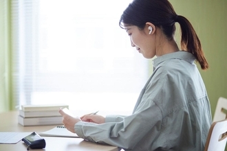 そりゃ勉強しても頭に入らないわけだ…研究で判明｢IQが"徹夜明けと同じ状態"になる最悪のデスク環境｣