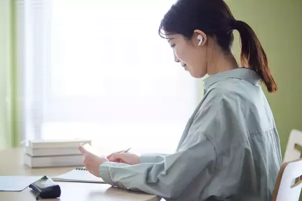 そりゃ勉強しても頭に入らないわけだ…研究で判明｢IQが"徹夜明けと同じ状態"になる最悪のデスク環境｣