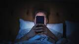 「｢夜中に目が覚めてスマホをチェック｣は絶対NG…睡眠専門医が教える"永遠に眠れないループ”から抜け出す術」の画像1