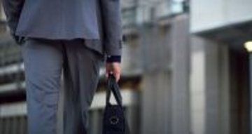 もはや革靴の代わりは｢ワークマン3300円｣で十分だが…｢スーツにスニーカー｣で絶対に守るべき鉄則ルール