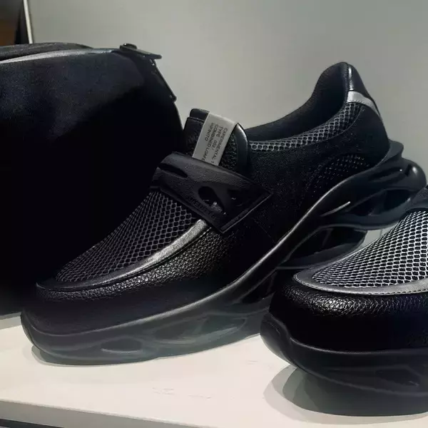 「もはや革靴の代わりは｢ワークマン3300円｣で十分だが…｢スーツにスニーカー｣で絶対に守るべき鉄則ルール」の画像