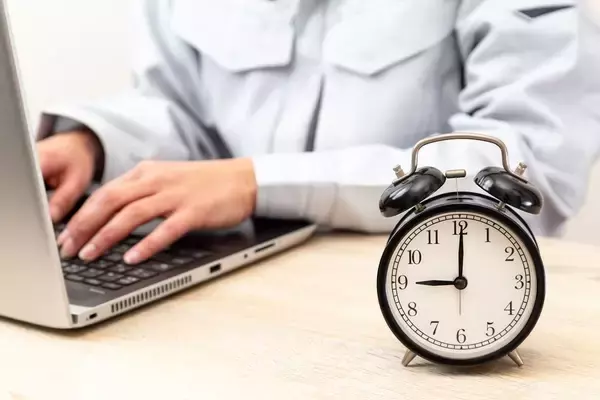 メールチェックでもコーヒーを淹れるでもない…｢仕事の遅い人｣が朝イチにやっている"愚かな行為"【2026年1月BEST】