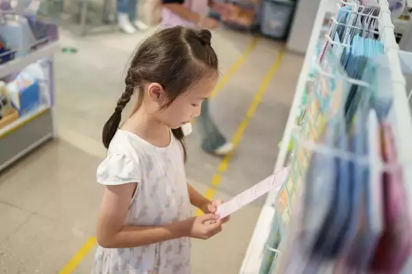 「｢そんな安物と交換しないで!｣大ブームになっている子どものシール交換にガチで介入する親の異常ぶり」の画像