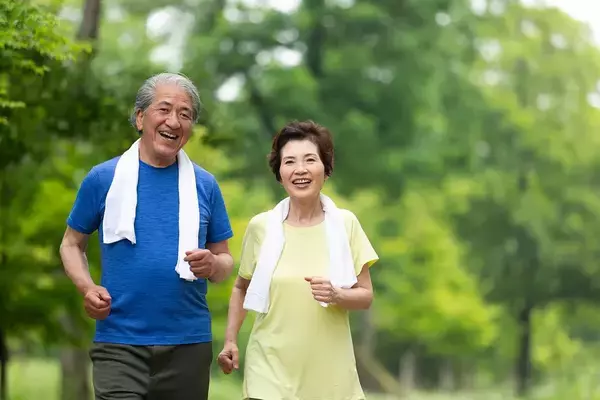 「｢毎日1万歩｣もウォーキングする必要はない…最新研究で分かった｢80歳でも脳が若い人｣に共通する歩数」の画像