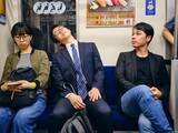 「6時間睡眠を2週間で集中力は酩酊状態レベルに…｢電車で居眠り｣は危険な兆候【春の眠気撃退3選】」の画像1