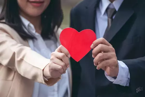 「｢迷惑です｣と言ってはいけない…歩きスマホの人に逆ギレされない"声のかけ方"【愛されワード3選】」の画像