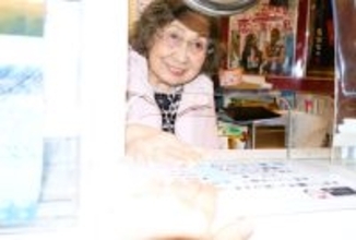 正月も休まず､"テケツ"に座り続けて半世紀…94歳･映画館長が人生でただ一度｢やめたい｣と思った日