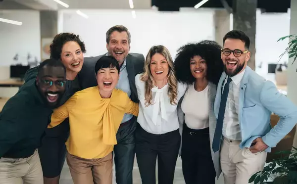 「ホワイトでもグリーンでもない…茹でガエルにされるパープル企業を辞めた若者が熱視線注ぐ企業の｢色｣と社名」の画像