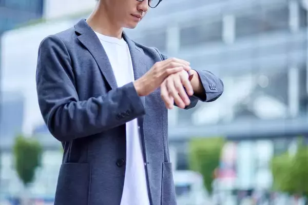 1000円ケチるだけで｢周囲から不快な人｣に…ユニクロで買ってはいけない｢ワイシャツ代わりのビジネスTシャツ｣
