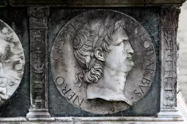 「なぜ世界中で｢過激な独裁者｣が愛されているのか…700年前の古典が暴く｢エンタメ化した政治｣の残酷な帰結」の画像