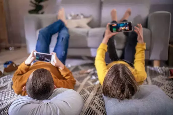 スマホで子どもはバカにならない…小児科医が｢スマホ育児に罪悪感を持たなくていい｣と言うワケ