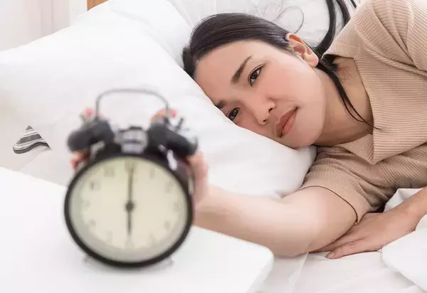 「｢スヌーズ起床｣と｢アラーム一発起床｣どちらが睡眠の質が上か…研究で判明した起床後のスッキリ感の違い」の画像