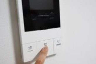 ｢玄関モニターに突然､義母の顔｣ピカピカ新築にずかずか乗り込まれた40代嫁の耳に飛び込んだゾッとした一言