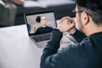 画面上のあなたは｢ただの不機嫌な人｣…オンライン会議で仕事のデキる人ほどハイテンションを演じるワケ