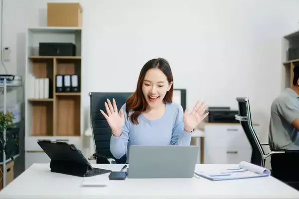 「画面上のあなたは｢ただの不機嫌な人｣…オンライン会議で仕事のデキる人ほどハイテンションを演じるワケ」の画像