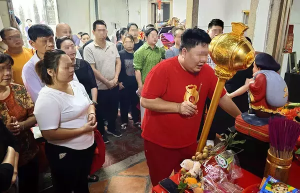 「日本人が知っている姿とは違う…お供え物は赤ワインにチョコレート｢中国で独自進化を遂げた｣七福神のひとり」の画像