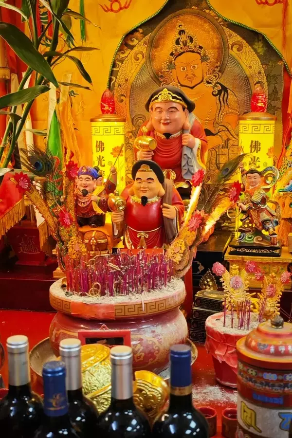 「日本人が知っている姿とは違う…お供え物は赤ワインにチョコレート｢中国で独自進化を遂げた｣七福神のひとり」の画像