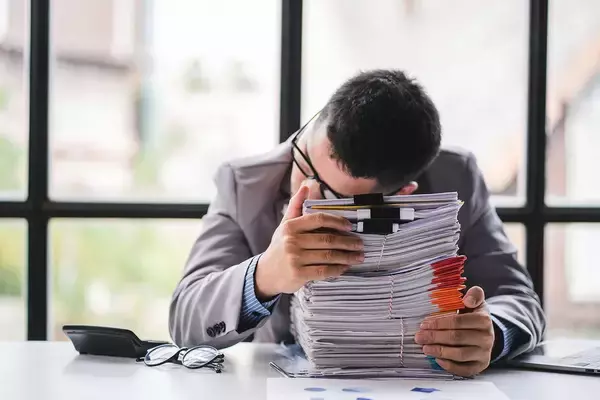 実は大メーワクなんだわ…上司に丁寧な報連相のつもりで出す｢ご確認のお願い｣の絶対NGパターン