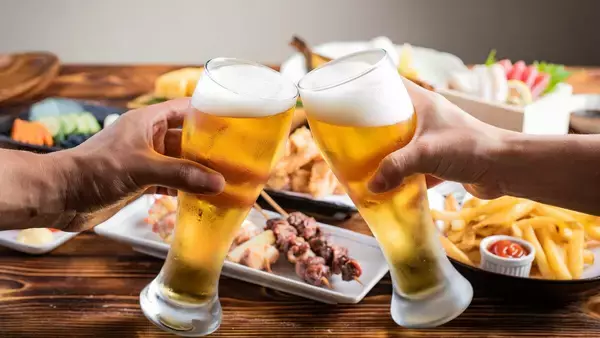 「焼酎でもウイスキーでもない…医師｢血糖値を下げ強い抗酸化作用のあるおすすめの"お酒の種類"｣【健康的な飲酒3選】」の画像