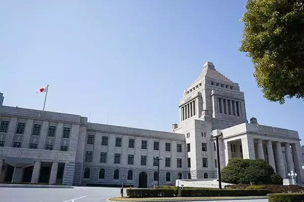 雅子さまは流れるようにしゃがんだ…皇室研究家が｢天皇家の"高貴な気風"を次代につなげない｣と嘆くワケ【揺れる皇室3選】