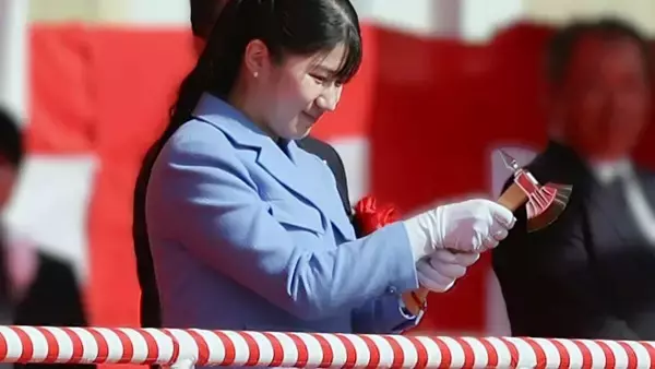 「雅子さまは流れるようにしゃがんだ…皇室研究家が｢天皇家の"高貴な気風"を次代につなげない｣と嘆くワケ【揺れる皇室3選】」の画像