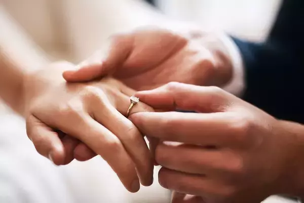 失ったのは高い婚約指輪だけじゃなかった…結婚30年､家族に献身し続けた最愛の55歳妻を襲った病魔
