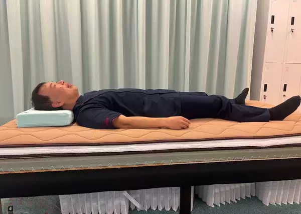 「｢フカフカの枕｣は睡眠を壊す……東大との共同研究で｢枕外来｣の医師が結論づけた｢体に正しい枕｣3つの条件」の画像