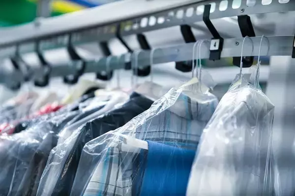 ｢たった一つ紛れ込む｣だけでシャツに汚れが爆発四散…クリーニング店が絶望する｢ポケット｣にありがちな忘れ物