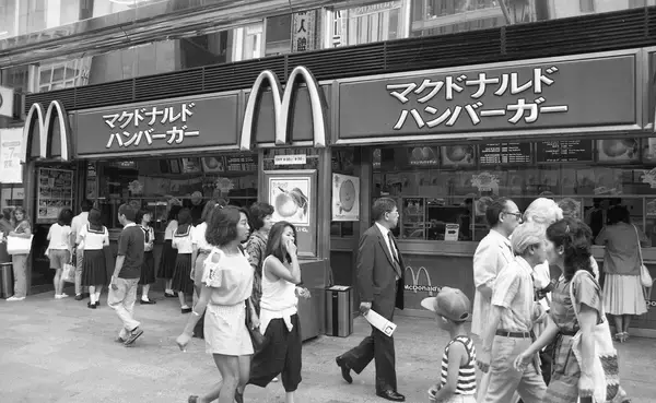 ｢立ち食い=貧乏くさい｣の常識を破壊した…銀座のレディが｢1個80円のマック｣に熱狂した"藤田田の戦略" 