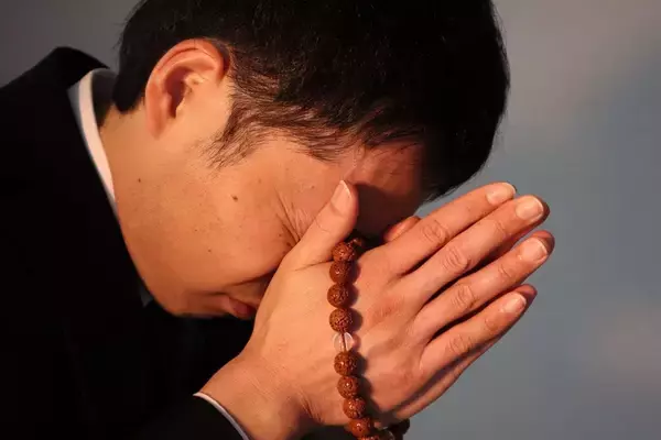 「｢がんで亡くなった妻に会いたい｣と遺骨を口に入れた60代夫…日本独特の慣習｢骨噛み｣がなくならないワケ」の画像