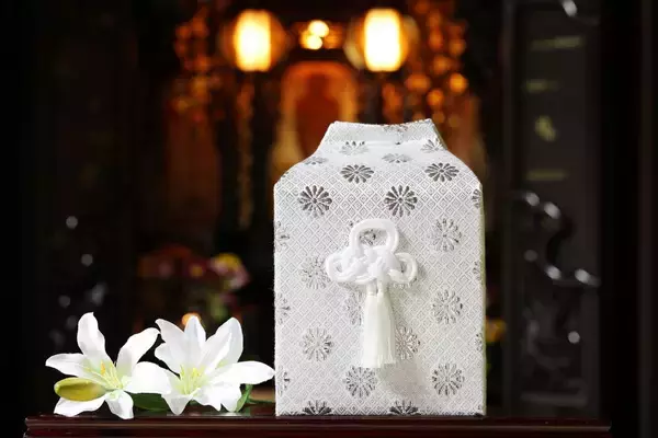 「｢がんで亡くなった妻に会いたい｣と遺骨を口に入れた60代夫…日本独特の慣習｢骨噛み｣がなくならないワケ」の画像