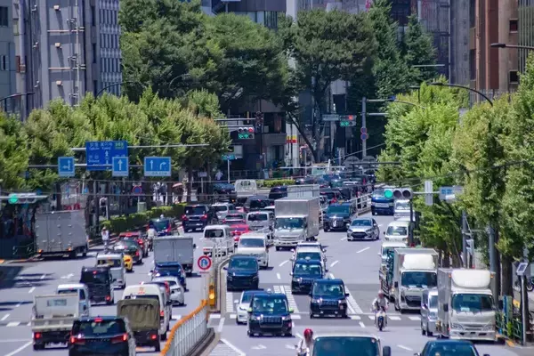 悪いのは自転車乗りでもドライバーでもない…｢自転車には怖い､大型車には狭すぎる｣車道にした48年前の大誤算