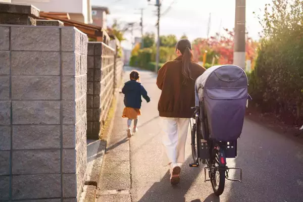 「悪いのは自転車乗りでもドライバーでもない…｢自転車には怖い､大型車には狭すぎる｣車道にした48年前の大誤算」の画像
