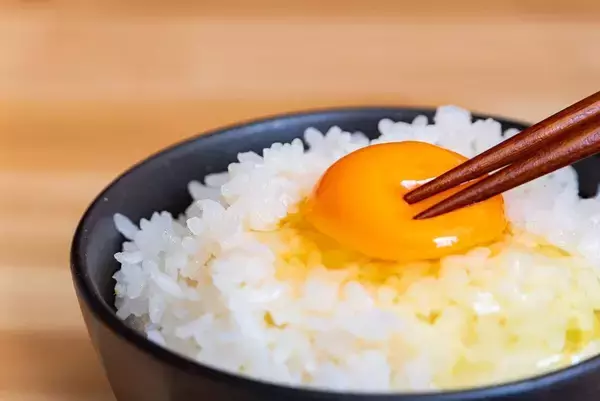 日本人の定番｢卵かけご飯｣に潜む意外な落とし穴…医師が｢健康効果抜群｣と説く"生卵のかけ方"