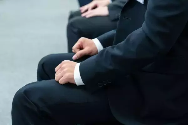 「｢人｣の字を飲むでも深呼吸でもない…｢面接｣でガクブルだった男性が今"数百万人"を前に話せる"まさか"の秘策」の画像