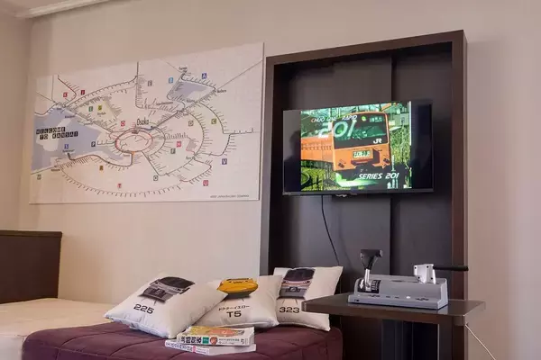 「｢日本に2室しかない部屋｣を鉄道ファンが争奪戦…｢やくも｣車内を完全再現した1万円台で泊まれるホテルの仕掛け」の画像