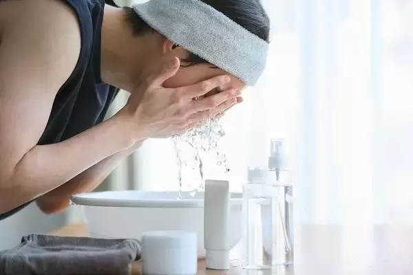 「5位｢靴の汚れ｣3位｢シャツのしわ｣､では1位は…プロが断言｢清潔感｣が遠のく夏の一発アウト行為」の画像