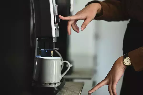 ｢午後のコーヒー｣が睡眠の質を下げている…最新研究でわかった､23時に寝る人が｢最後に飲んでいい時間｣【2026年3月BEST】