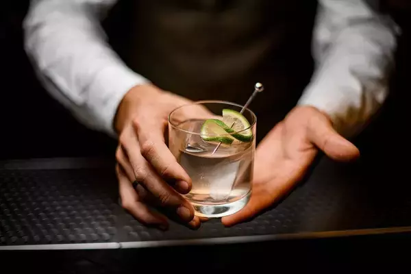 怒鳴り返すでも力で止めるでもない…バー店主に酒瓶を投げたカップル客を退散させた常連客の"絶妙な提案"