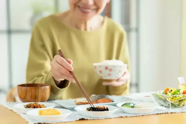 「だから転んだだけで｢寝たきり老人｣になる…医師が｢50歳過ぎたらもっと食べて｣と勧めるスーパーで買える食材【2026年6月BEST】」の画像