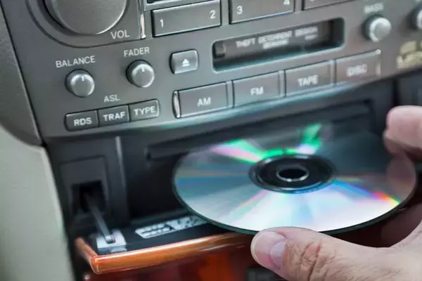 「中古CDで読経を練習､ヤフオクで1500円の袈裟を買い…派遣僧侶が｢宗派違い｣の法事で冷や汗をかいた瞬間」の画像