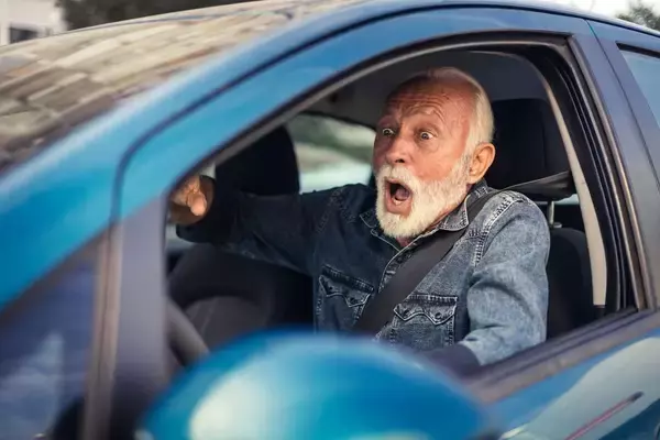 ｢何十年も無事故で運転してきた｣は通用しない…免許返納ガンコ拒否の老親に急増する"操作ミス"
