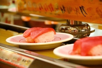 中国の若者が自虐を込めて｢貧乏人の寿司｣と呼ぶ…対日強硬の中国で店舗4倍に急増した｢日本の回転寿司｣の名前