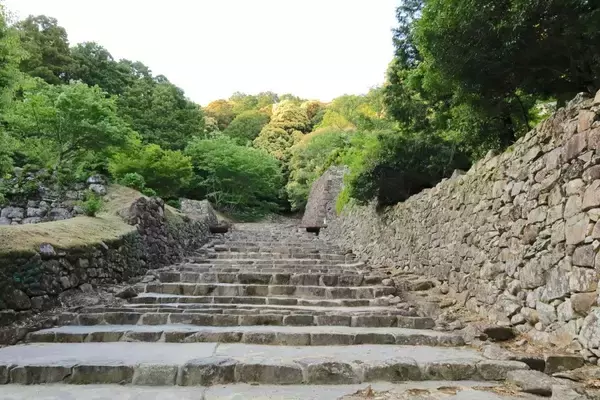 「戦国最先端の安土城は"信長の完全オリジナル"ではない…もっと早く"すごい総石垣の城"を築いた武将の名前」の画像