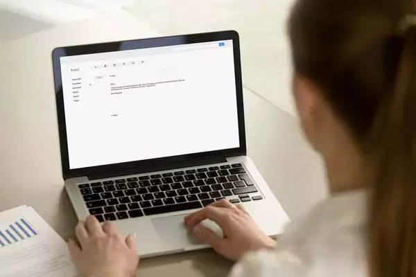 「社内チャットで｢お疲れ様です｣はいらない…仕事のできる人が｢相手を早く動かす｣業務連絡の正解」の画像