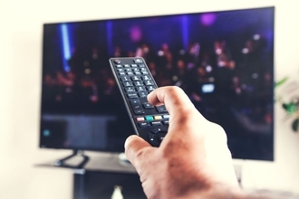 テレビを観ながら5分間続けるだけ…ウォーキングより膝にやさしいのに｢エネルギー消費3倍｣の室内運動